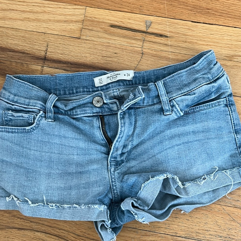 Low rise, Abercrombie and Fitch shorts!